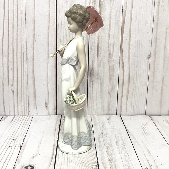 Vintage LLADRO #7617 Porcelain Figurine Garden Classic Woman & Umbrella **Broken - Picture 5 of 13